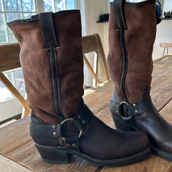 Women’s leather Frye boots.  Warm lining.  Rubber sole. Barely worn. - Picture 3 of 5